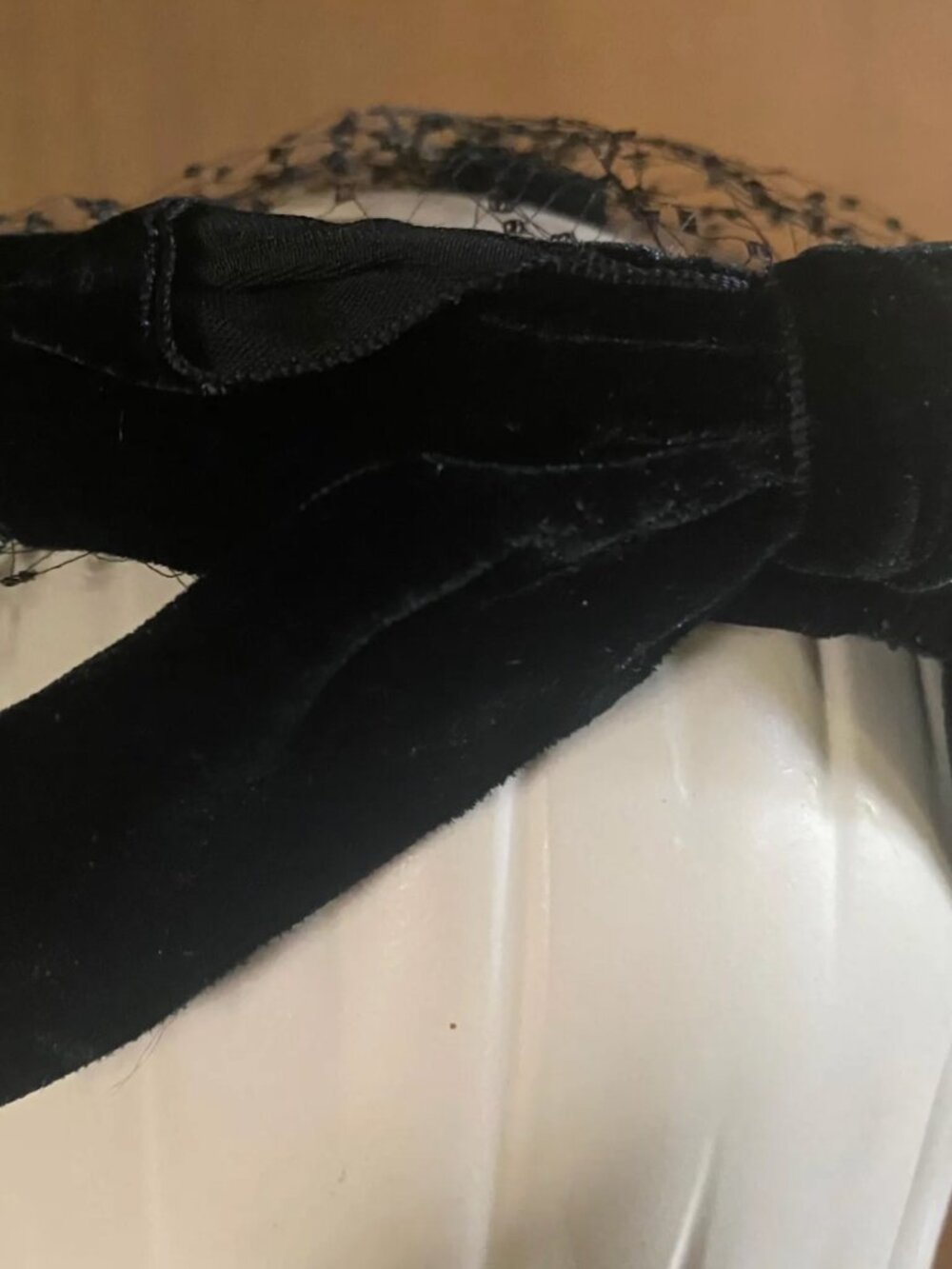 Mink Veiled Halo Fascinator Black Velvet Bow and Velvet Placement Pieces circa 1 - Picture 4 of 5